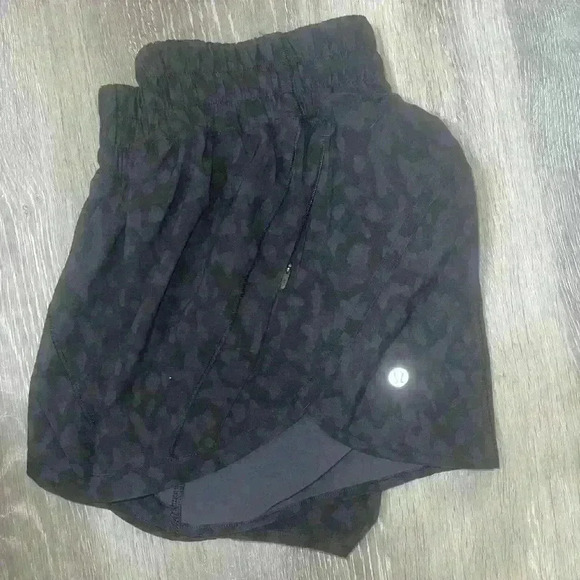Lululemon Track That Short *5" Mid rise~size 2 
Formation Camo Deep Coal Multi - Picture 10 of 13